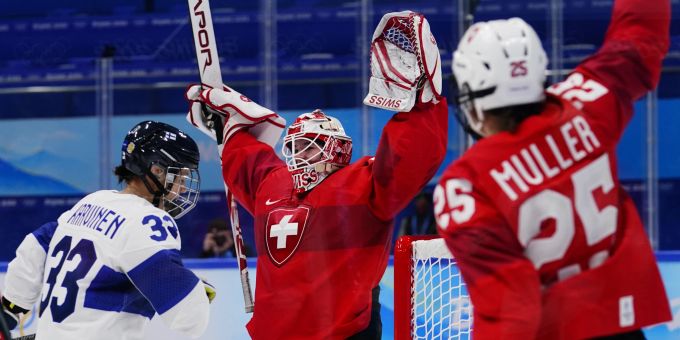 Goalie Andrea Brändli jubelt über den Sieg gegen Finnland. Olympia 2022