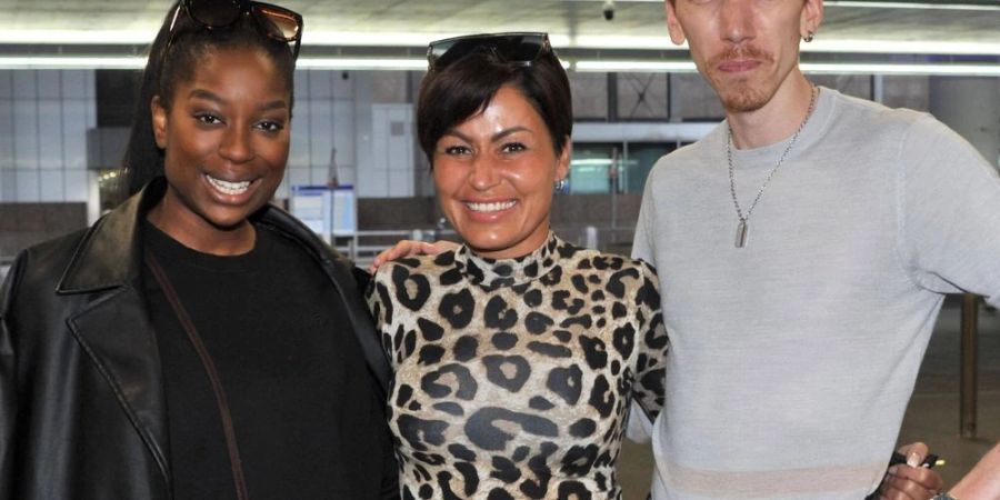 Linda Nobat, Jasmin Herren und Manuel Flickinger auf dem Flughafen Frankfurt.