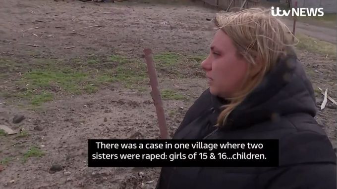 Unter Tränen berichtet Maryna Beschastna, stellvertretende Bürgermeisterin von Iwankiw, dass in ihrer Stadt im Ukraine-Krieg Frauen von russischen Soldaten misshandelt wurden. Ukraine-Krieg