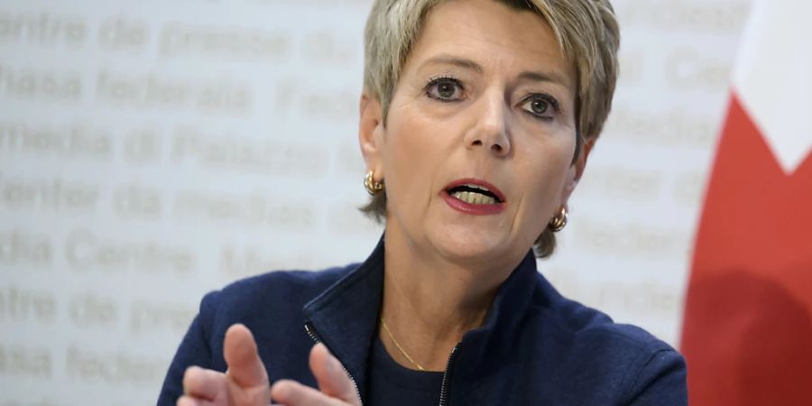 Die Schweizer Justizministerin Karin Keller-Sutter setzt sich für einheitliche europäische Regeln bei der Registrierung von Schutzsuchenden aus der Ukraine ein. (Archivbild)