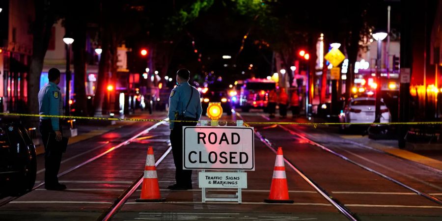 Zwei Polizisten im kaliforniaschen Sacramento sichern die Gegend ab, in der mehrere Menschen erschossen wurden.