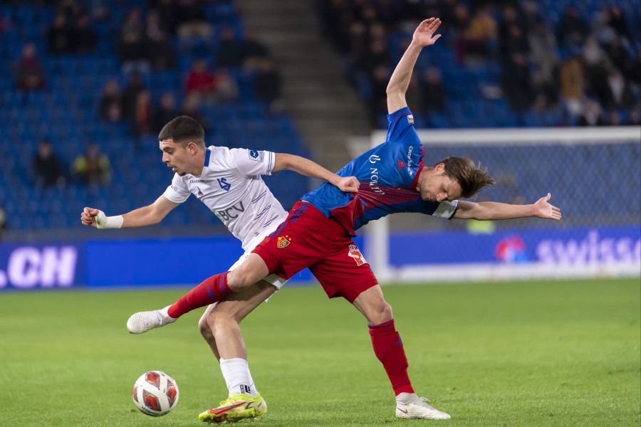 Lausannes Zeki Amdouni, links, im Kampf um den Ball gegen Valentin Stocker vom FC Basel.