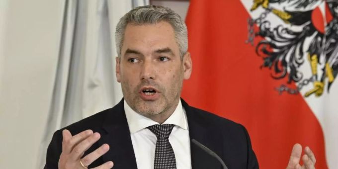 Karl Nehammer (ÖVP), Bundeskanzler von Österreich, hat sich mit dem Coronavirus infiziert. Foto: Hans Punz/APA/dpa Karl Nehammer (ÖVP), Bundeskanzler von Österreich, hat sich mit dem Coronavirus infiziert. Foto: Hans Punz/APA/dpa