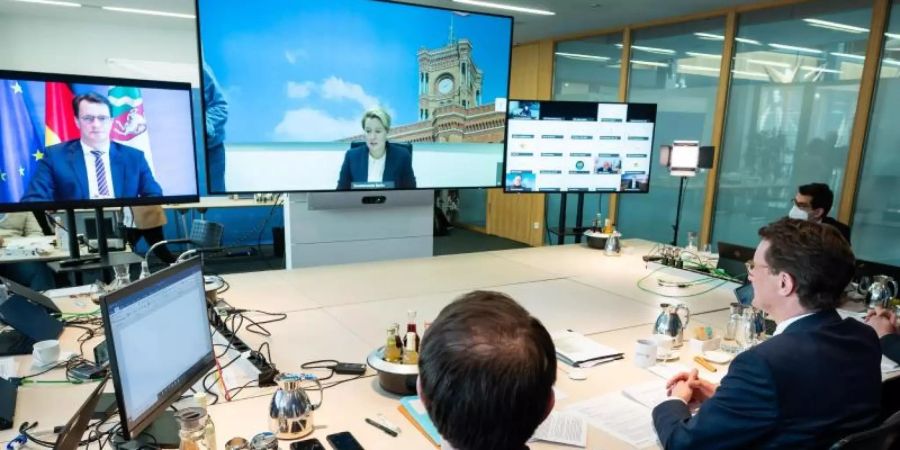 Vertreter von Bund und Ländern beraten in der Landesvertretung von Nordrhein-Westfalen und via Videokonferenz über neue Coronamassnahmen in Deutschland. Foto: Bernd von Jutrczenka/dpa Pool/dpa