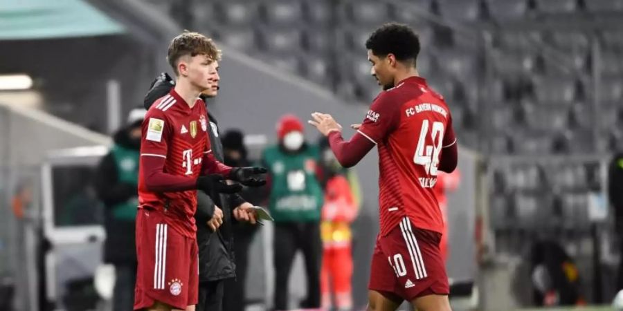 Bundesliga-Debüt: Der 16 Jahre alte Paul Wanner (l) kommt für Malik Tillman ins Spiel. Foto: Sven Hoppe/dpa