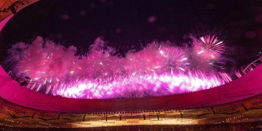 Feuerwerk ist über dem Stadion während der Eröffnungsfeier zu sehen. Foto: Jens Büttner/dpa-Zentralbild/dpa