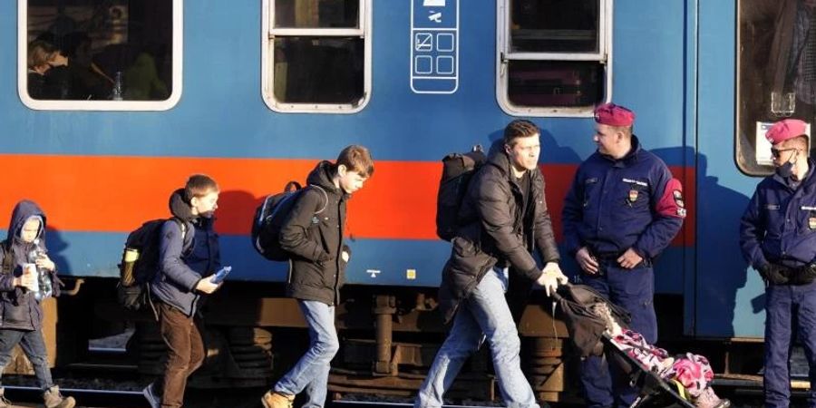 Flüchtlinge, die vor dem Krieg in der Ukraine geflohen sind, kommen am ungarischen Bahnhof in Zahony an. Foto: Darko Vojinovic/AP/dpa