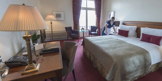Die Schweizer Hotellerie erholt sich weiter von der Coronakrise. Im Dezember 2021 sind die Übernachtungen verglichen mit dem von Corona stark belasteten Vorjahresmonat um 64 Prozent angestiegen.(Archivbild) Die Schweizer Hotellerie erholt sich weiter von der Coronakrise. Im Dezember 2021 sind die Übernachtungen verglichen mit dem von Corona stark belasteten Vorjahresmonat um 64 Prozent angestiegen.(Archivbild)