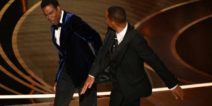 Will Smith (r) schlägt Chris Rock auf der Oscars-Bühne. Will Smith