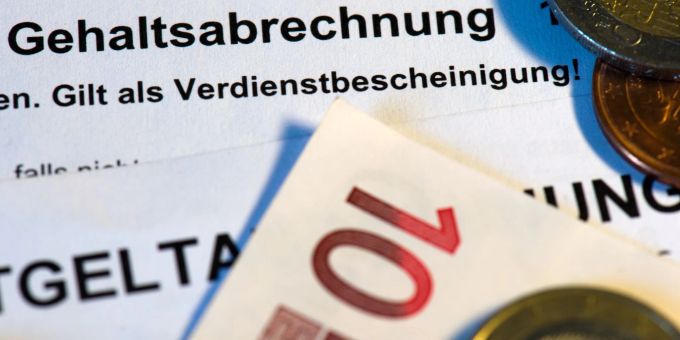 Knapp die Hälfte der Bevölkerung in Deutschland hat im vergangenen Jahr ihren Lebensunterhalt durch ihre eigene Erwerbstätigkeit finanziert. Knapp die Hälfte der Bevölkerung in Deutschland hat im vergangenen Jahr ihren Lebensunterhalt durch ihre eigene Erwerbstätigkeit finanziert.