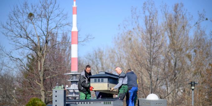 Mitarbeiter des Bürger- und Miniaturenparks Wernigerode bauen das Brocken-Miniaturmodell auf. Die Saison im Park beginnt am 09. April 2022. Mitarbeiter des Bürger- und Miniaturenparks Wernigerode bauen das Brocken-Miniaturmodell auf. Die Saison im Park beginnt am 09. April 2022.