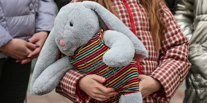 26.02.2022, Polen, Slubice: Ein Mädchen der ukrainischen Familie Czuzman aus Lwiw (deutsch Lemberg) trägt bei ihrer Ankunft ein Kuscheltier im Arm. Der Vater der ukrainische Familie Czuzman, der in Slubice arbeitet, hatte seine Familie von der polnisch-ukrainischen Grenze abgeholt. Jetzt wohnen die sieben Familienmitglieder im Haus einer polnischen Familie. In Frankfurt (Oder) und der polnischen Nachbarstadt Slubice sind am selben Tag die ersten Kriegsflüchtlinge aus der Ukraine angekommen. Foto: Patrick Pleul/dpa-Zentralbild/dpa +++ dpa-Bildfunk +++ Ukraine-Konflikt - Geflüchtete aus der Ukraine in Polen