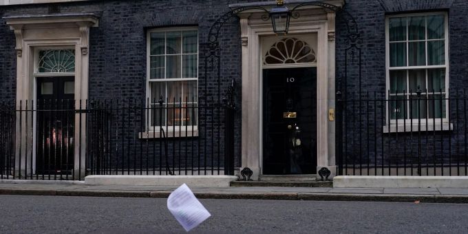 Eine Kopie des Berichts zu den mutmasslichen Lockdown-Verstössen im britischen Regierungssitz fliegt an der Eingangstür der 10 Downing Street vorbei. Eine Kopie des Berichts zu den mutmasslichen Lockdown-Verstössen im britischen Regierungssitz fliegt an der Eingangstür der 10 Downing Street vorbei.