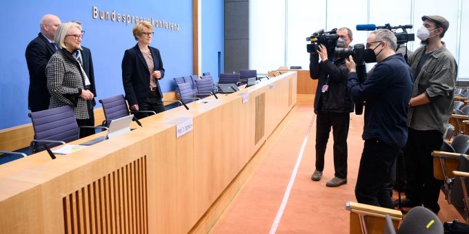 Die Mitglieder des Sachverständigenrats zur Begutachtung der gesamtwirtschaftlichen Entwicklung stellen in der Bundespressekonferenz die aktualisierte Konjunkturprognose vor. Die Mitglieder des Sachverständigenrats zur Begutachtung der gesamtwirtschaftlichen Entwicklung stellen in der Bundespressekonferenz die aktualisierte Konjunkturprognose vor.