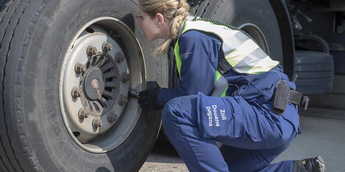 Mitarbeiter der Grenzwache und des Zolls kontrollieren einen Lastwagen bei der Autobahn-Zollstelle Basel/Weil am Rhein. (Aufnahmen vom April 2019) Grenze