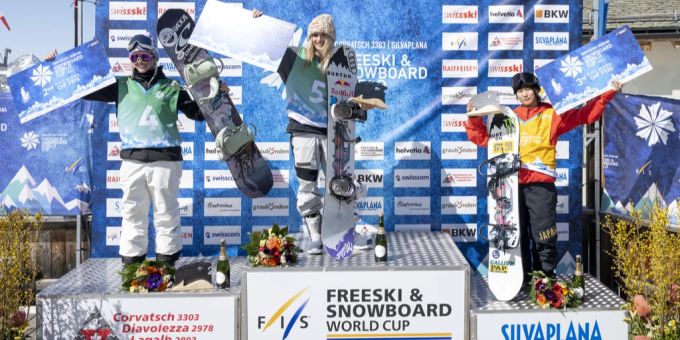 Laurie Blouin, die Gewinnerin Anna Gasser und Kokomo Murkse auf dem Podest des Weltcupfinale in Silvaplana. anna gasser