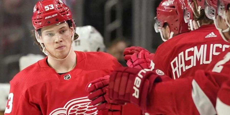 Moritz Seider (l) und die Detroit Red Wings kassierten gegen Toronto zehn Gegentore. Foto: Paul Sancya/AP/dpa/Archiv