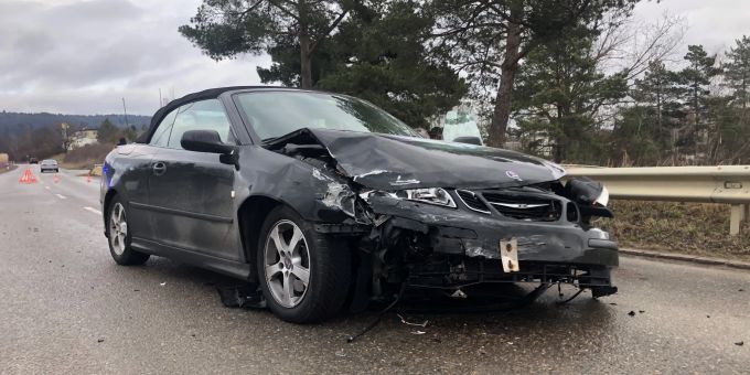Beim Unfall wurden zwei Personen verletzt. Unfall