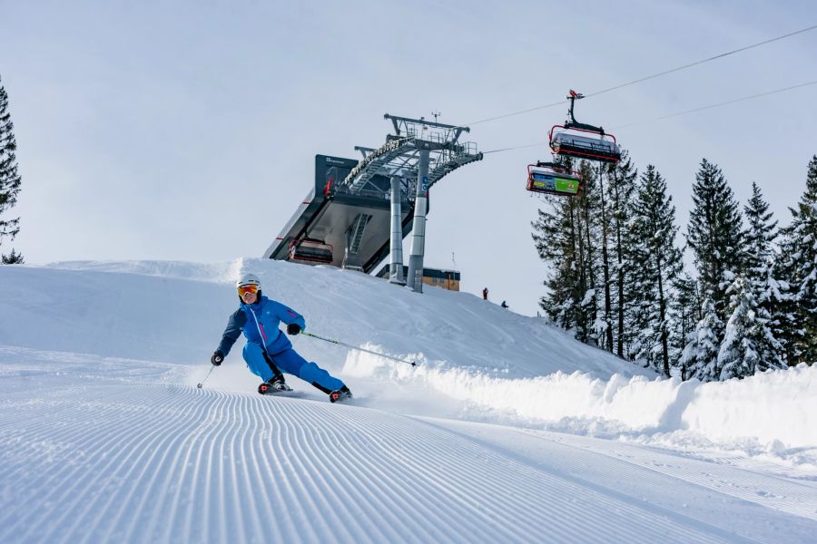 Schnee Skipiste Lift Skifahrer blau