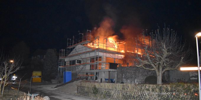 Da sich das Haus im Moment im Umbau befindet, befand sich niemand im Gebäude. Brand