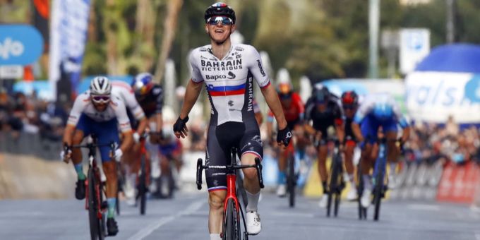 Matej Mohoric rettet sich bei Mailand-Sanremo 2022 vor den heranjagenden Verfolgern ins Ziel und lässt sich als Sieger der Abfahrt feiern. abfahrt