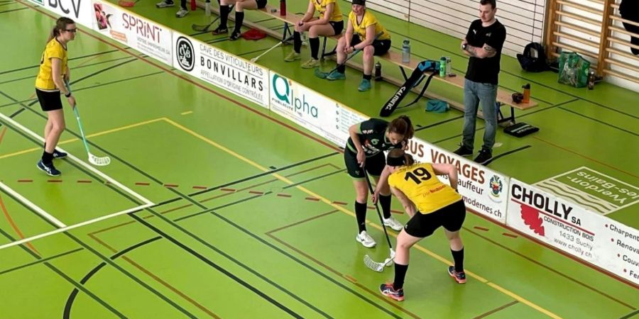 Die Damen des Unihockey Wilderswil-Interlaken beim Anspiel. - Interlaken