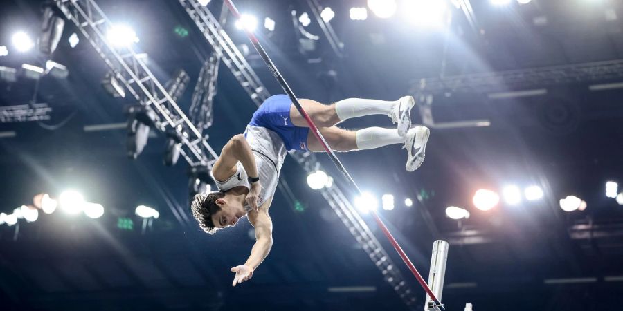 Der Schweder Armand Duplantis verbesserte den Hallen-Weltrekord im Stabhochsprung.