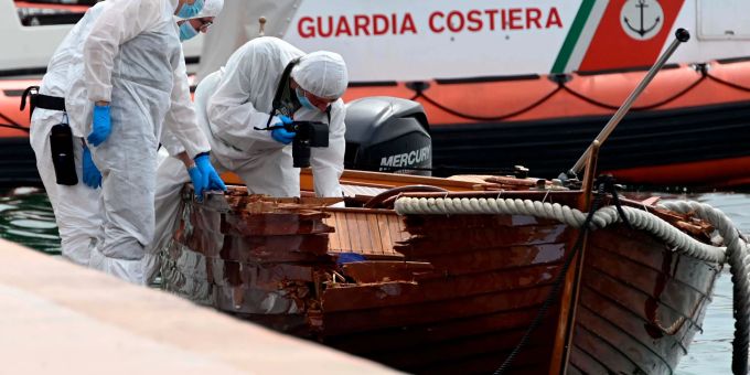 Forensiker begutachten im Juni 2021 den Schaden an dem Ruderboot. Jetzt sind die Unfallverursacher zu Haftstrafen verurteilt worden. Gardasee