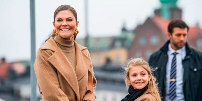 Wie die Mutter so die Tochter: Kronprinzessin Victoria (42) und Prinzessin Estelle (8) trugen beige Mäntel (Archivbild). Prinzessin Estelle