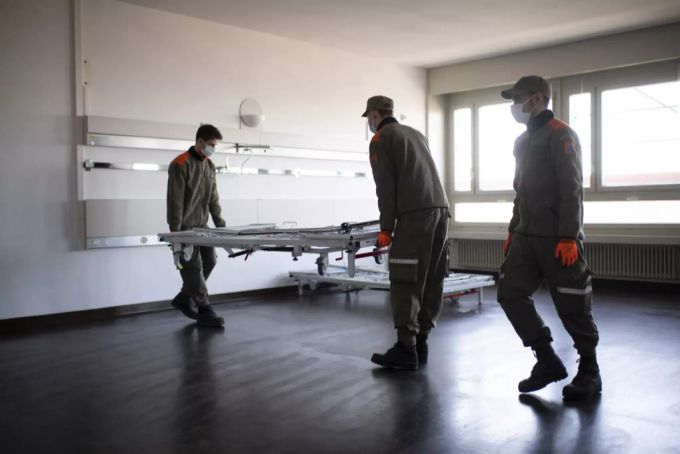 Zivilschützer und Soldaten der Armee könnten die Spitäler bald wieder unterstützen.