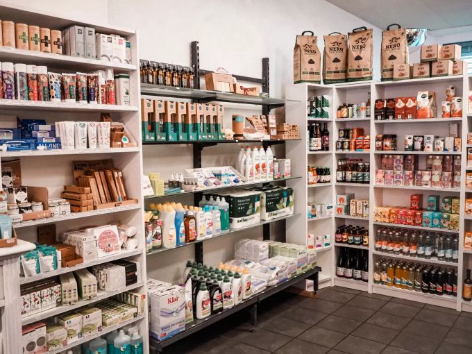 Bei «Hello Vegan» in Uster gibt es nicht nur vegane Ersatzprodukte, sondern alles für den täglichen Bedarf. Hello Vegan