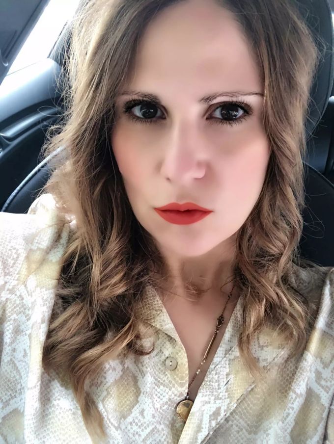 Heute mit dem perfekten Make-Up Frau mit roten Lippen