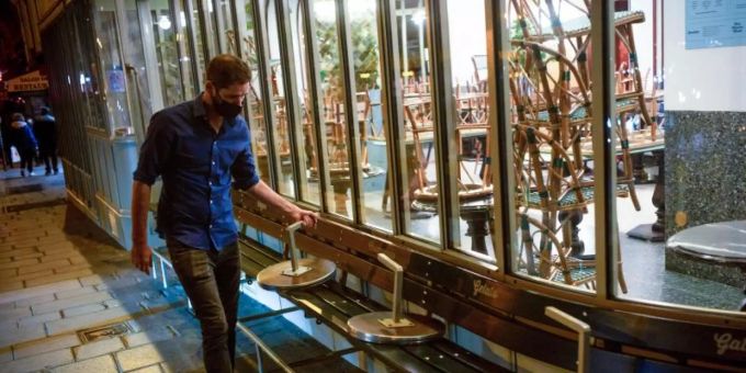 Kurz vor Beginn der Ausgangssperre in Paris schliesst das Restaurant - die Corona-Zahlen sind weiter hoch. Foto: Elko Hirsch/SOPA Images via ZUMA Wire/dpa Kurz vor Beginn der Ausgangssperre in Paris schliesst das Restaurant - die Corona-Zahlen sind weiter hoch. Foto: Elko Hirsch/SOPA Images via ZUMA Wire/dpa