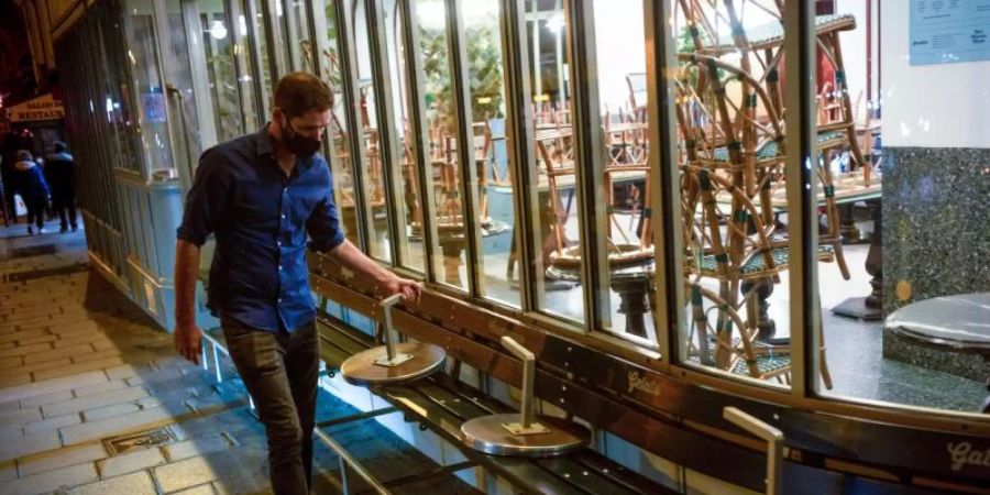 Kurz vor Beginn der Ausgangssperre in Paris schliesst das Restaurant - die Corona-Zahlen sind weiter hoch. Foto: Elko Hirsch/SOPA Images via ZUMA Wire/dpa