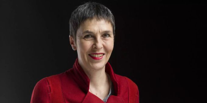 Barbara Gysi (SP) übernimmt die Patenschaft von Natallia Hersche. Barbara Gysi