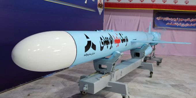 Die Rakete «Märtyrer Abu Mahdi» steht zur Präsentation an einem unbekannten Ort im Land. Der Iran hat anlässlich des nationalen Tages der Verteidigungsindustrie neue Raketen präsentiert. Iran präsentiert neue Raketen