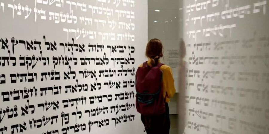 Eine junge Frau geht durch die neue Dauerausstellung «Jüdische Geschichte und Gegenwart in Deutschland» im Liebeskind-Bau. Foto: Britta Pedersen/dpa-Zentralbild/dpa