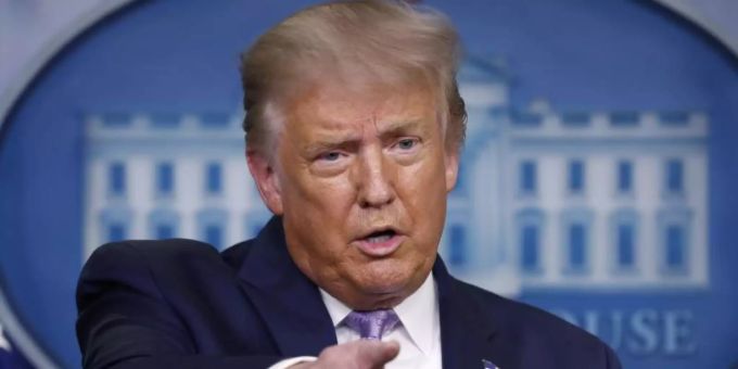 Trump hatte auf Twitter behauptet, bei der FDA erschwerten ihm feindlich gesinnte Beamte die Entwicklung von Corona-Medikamenten und Impfstoffen, damit es vor der Wahl am 3. November keine Erfolgsmeldung geben könne. Foto: Andrew Harnik/AP/dpa Trump hatte auf Twitter behauptet, bei der FDA erschwerten ihm feindlich gesinnte Beamte die Entwicklung von Corona-Medikamenten und Impfstoffen, damit es vor der Wahl am 3. November keine Erfolgsmeldung geben könne. Foto: Andrew Harnik/AP/dpa
