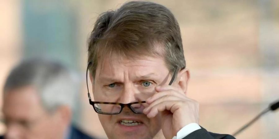Ralf Stegner, SPD-Fraktionsvorsitzender, darf sich weiter frei über die Zustände in den Betrieben von Deutschlands grösstem Schlachtkonzern Tönnies äussern. Foto: Carsten Rehder/dpa