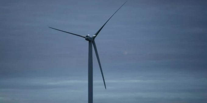 Eine Windkraftanlage in Deutschland. Erneuerbare Energie heizöl