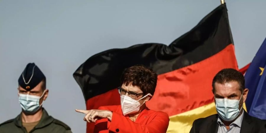 Da lang: Ministerin bei der Truppe