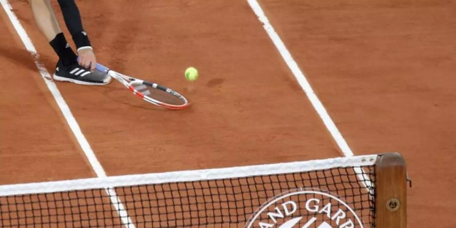 Drei deutsche Tennisprofis haben in Paris am Dienstag die Chance auf den Einzug in die zweite Runde. Foto: Alessandra Tarantino/AP/dpa