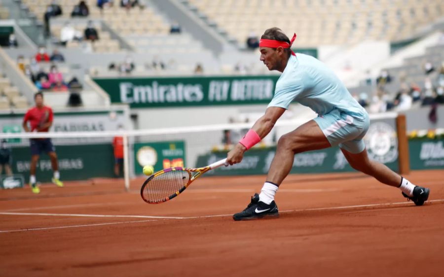 Rafael Nadal erläuft einen Ball.