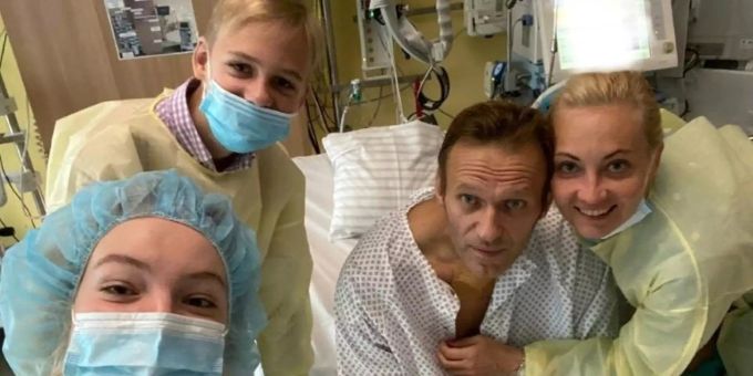 Nawalny veröffentlichte nach seiner Vergiftung ein Foto von sich im Spital. nawalny