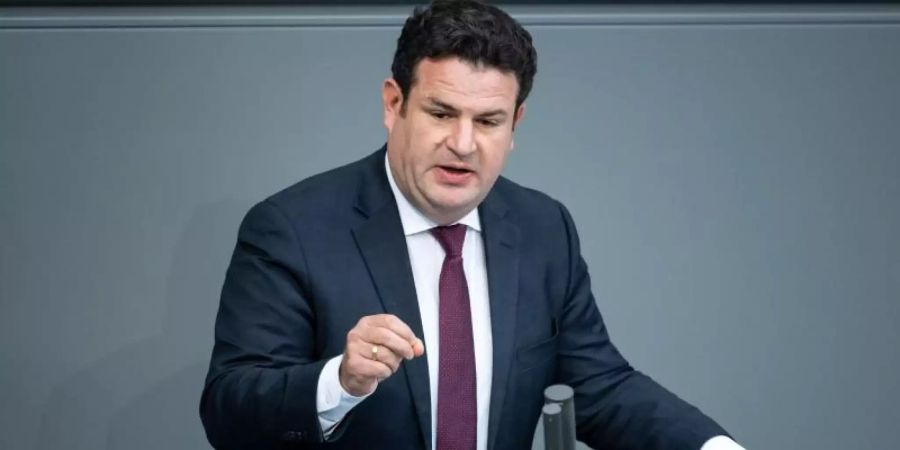 Hubertus Heil (SPD), Bundesminister für Arbeit und Soziales, spricht in der Plenarsitzung im Deutschen Bundestag. Foto: Bernd von Jutrczenka/dpa