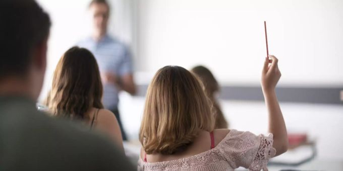 Die Lehrpersonen in der Romandie erfahren gemäss eigenen Angaben weniger Unterstützung durch die Schulleitung und fühlen sich durch das Kollegium weniger getragen. (Symbolbild) Heimat-Buchwald