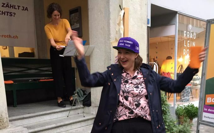 Christina Bachmann-Roth lud in den Stadtpark Lenzburg ein. Klarinettistin Heidy Huwiler sorgte für musikalische Unterhaltung. Christina Bachmann-Roth