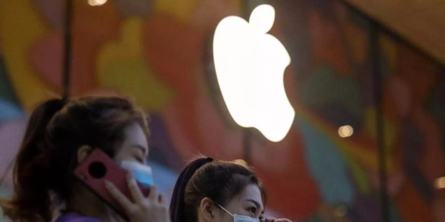 Apple und Google geben Regierungen die Möglichkeit, eine Corona-Warn-Infrastruktur auf Smartphones auch ohne eine gesonderte App aufzusetzen. Foto: Ng Han Guan/AP/dpa