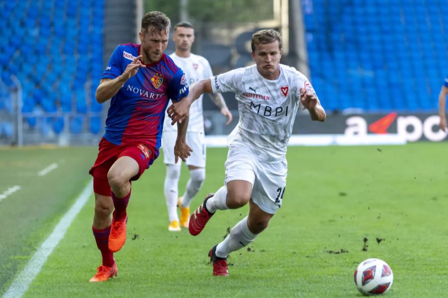 Silvan Widmer (l.) verfolgt von Cedric Gasser.