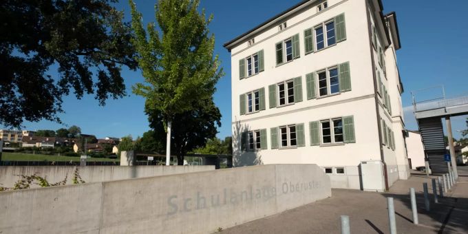 Das Schulhaus Oberuster in der Stadt Uster. Das Schulhaus Oberuster in der Stadt Uster.